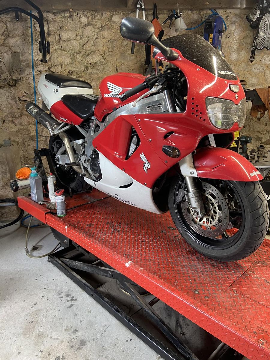 Honda CBR rouge sur le pont de l'atelier LDRM