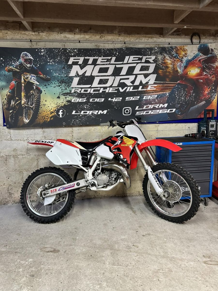 Atelier Moto LDRM à Rocheville — moto Honda devant la bannière de l'atelier