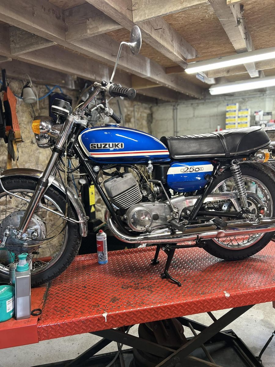 Suzuki 250 de collection restaurée à l'atelier LDRM