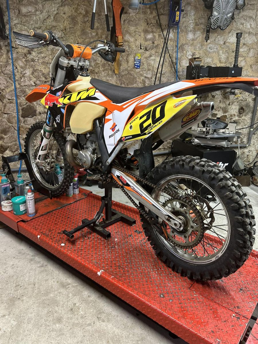 KTM d'enduro sur le pont de l'atelier LDRM