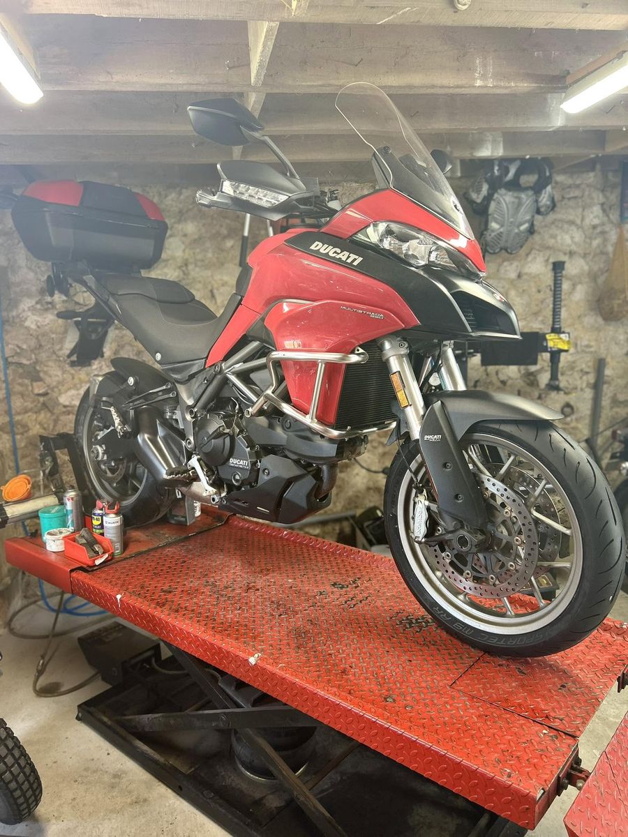 Ducati Multistrada rouge sur le pont de l'atelier LDRM