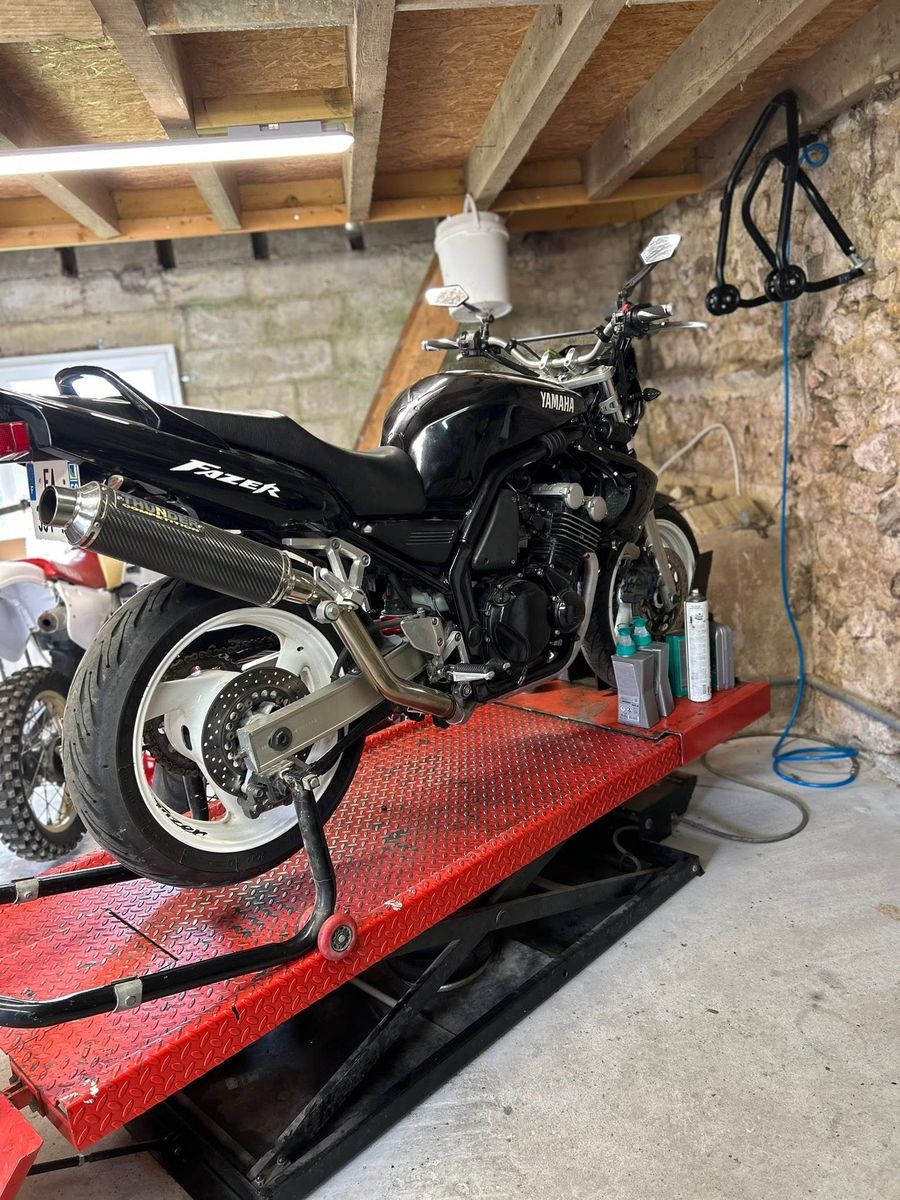Yamaha Fazer noire sur le pont de l'atelier LDRM