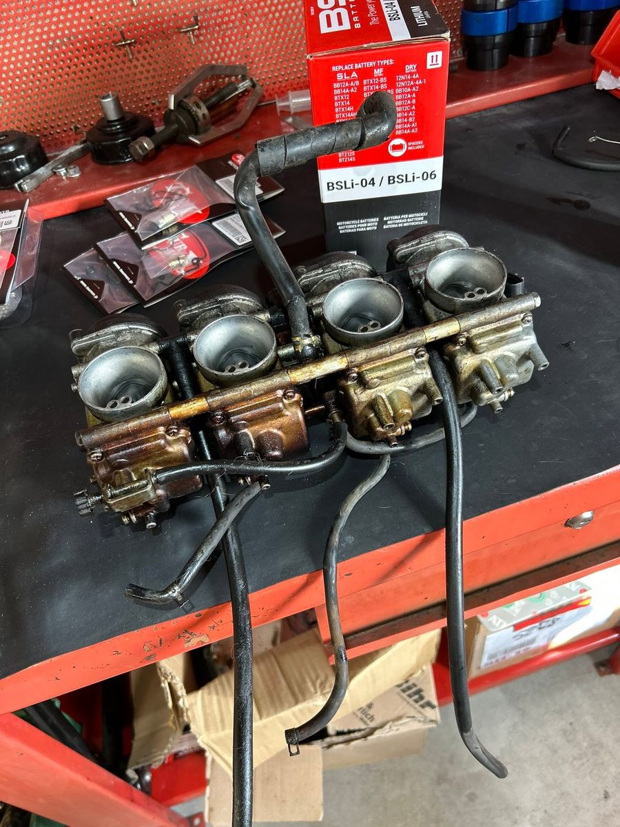 Travail mécanique à l'atelier LDRM — rampe de carburateurs en révision