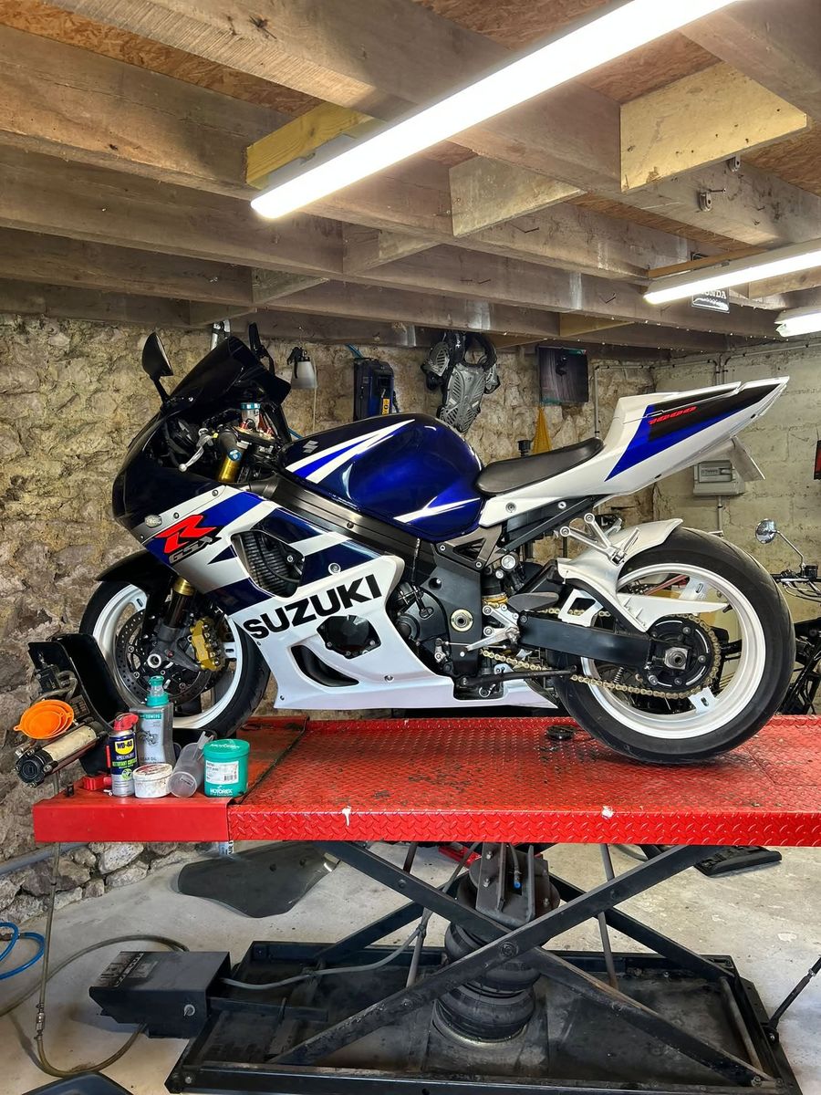 Suzuki GSX-R sur le pont de l'atelier LDRM